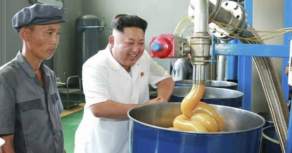51-best-pictures-of-kim-jong-un-looking-at-things-v1-u2.jpg.a2417c16a69513a3b1c149e385c06db0.jpg